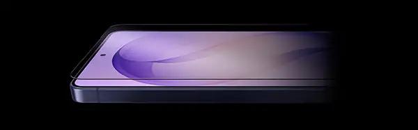 Telefonen ligger på siden med mørk bakgrunn