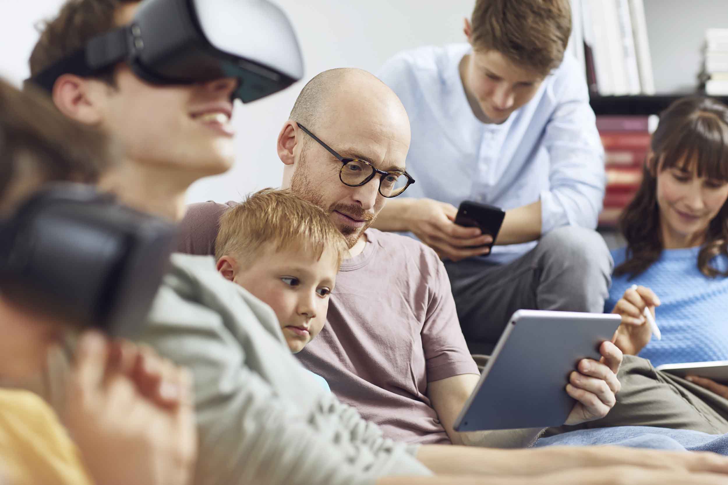 Familie med VR-briller og laptop
