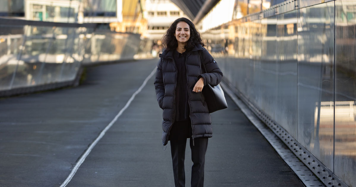 Jyoti Sohal-David smiler mot kamera