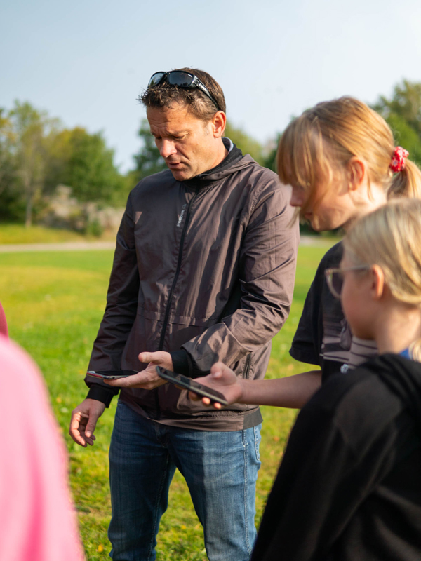 Lærer og elever ute