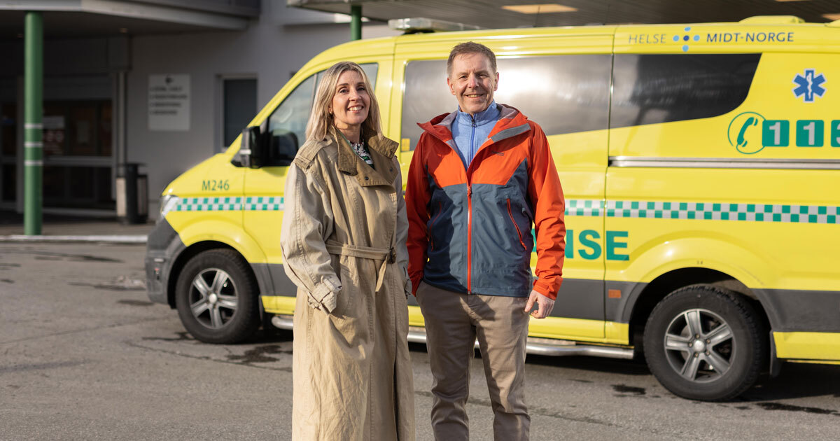 Synnøve Rogne og Trond Lauritsen i gründerbedriften PreAid, foran en ambulanse. 