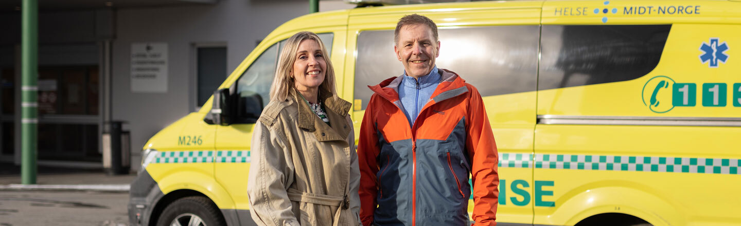 Synnøve Rogne og Trond Lauritsen i gründerbedriften PreAid, foran en ambulanse.