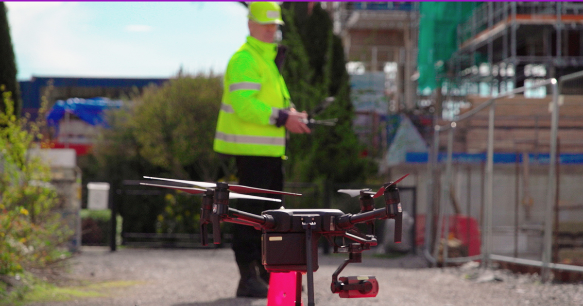 Dronepilot Jørn Howlid styrer dronen utenfor byggeplassen.