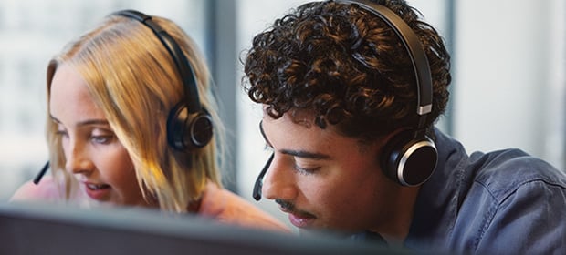 en dame og mann med headset