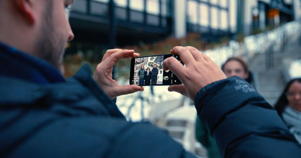 Testpilot tar bilde med Google Pixel 8