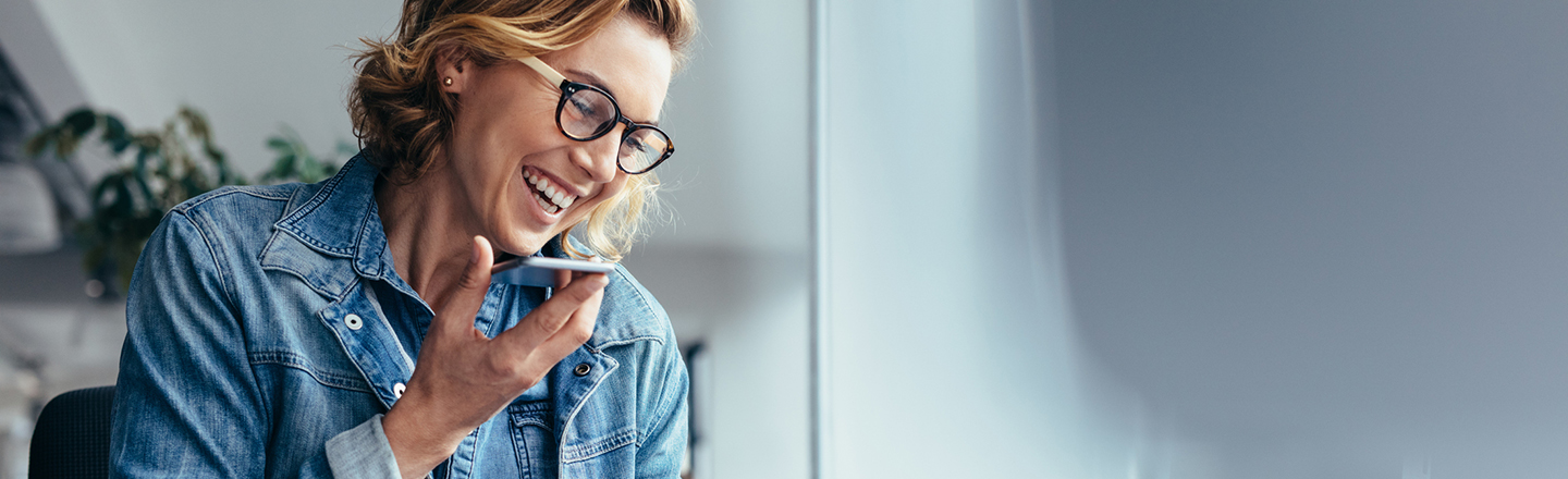 Kvinne snakker i telefonen på kontor
