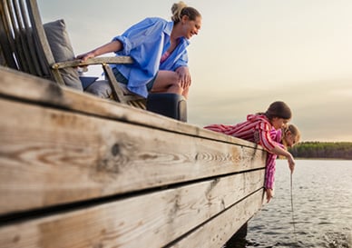 Familie bader og fisker