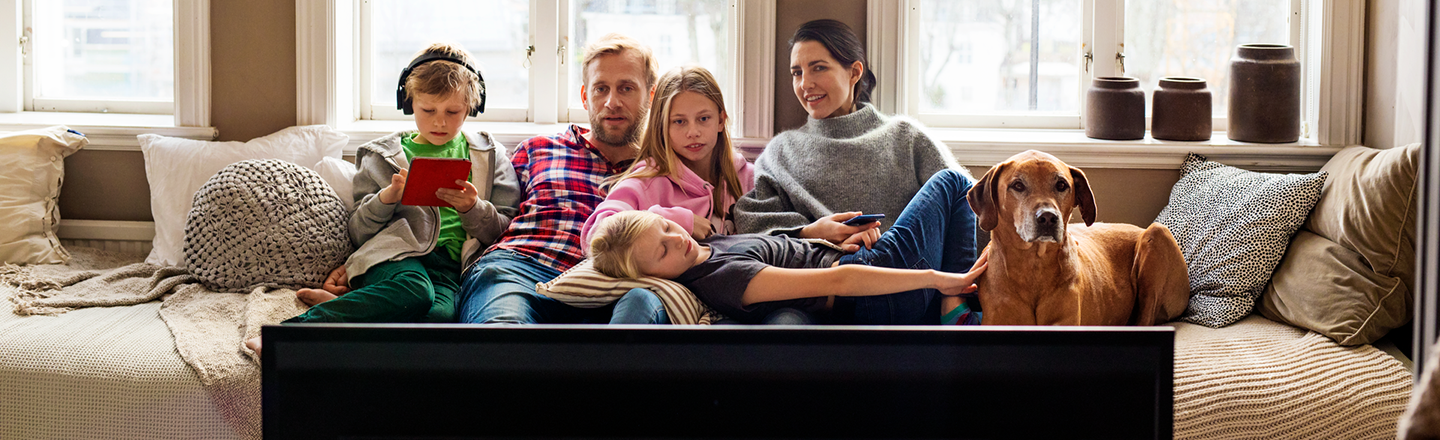 Familie sitter i skiheis og tar en selfie 