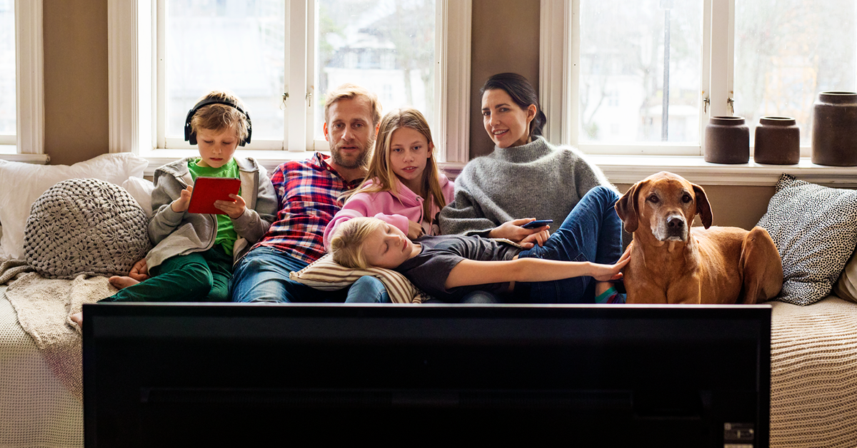 Familie sitter i skiheis og tar en selfie 