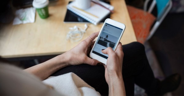 Kvinnehånd som holder en mobiltelefon. Foto: Maskot, NTB Scanpix.