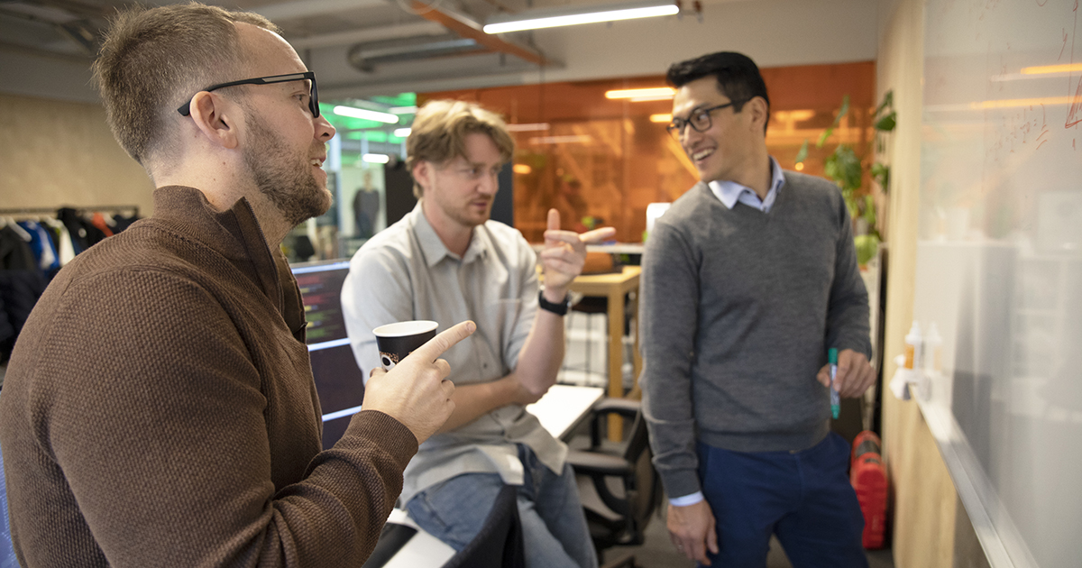 Startup med grundere står rundt et bord