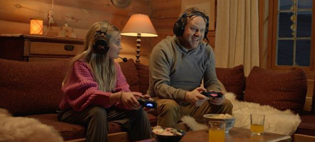 Far og datter gamer foran TV