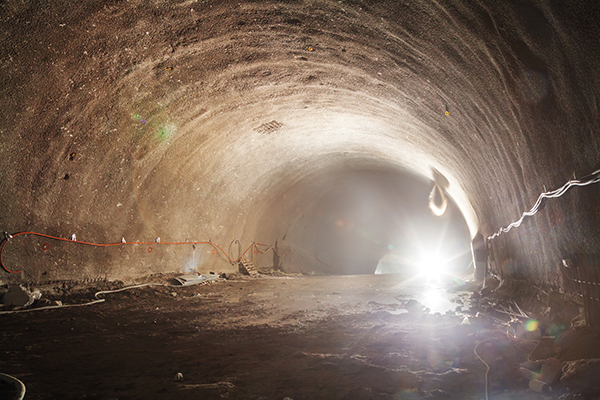 Tunnel med kabler og sterk lyskaster.