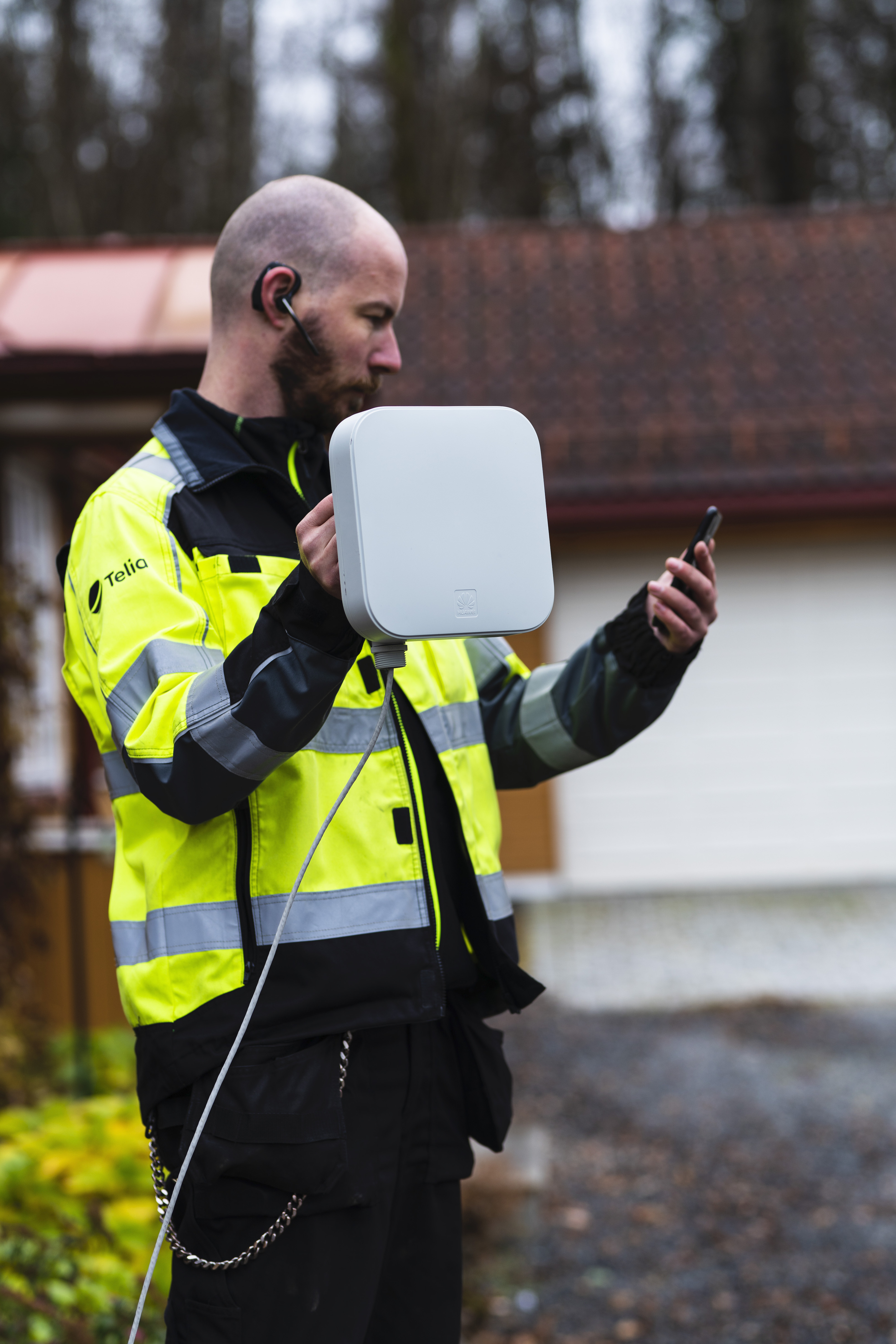 Mann som montere Telia trådløst bredbånd