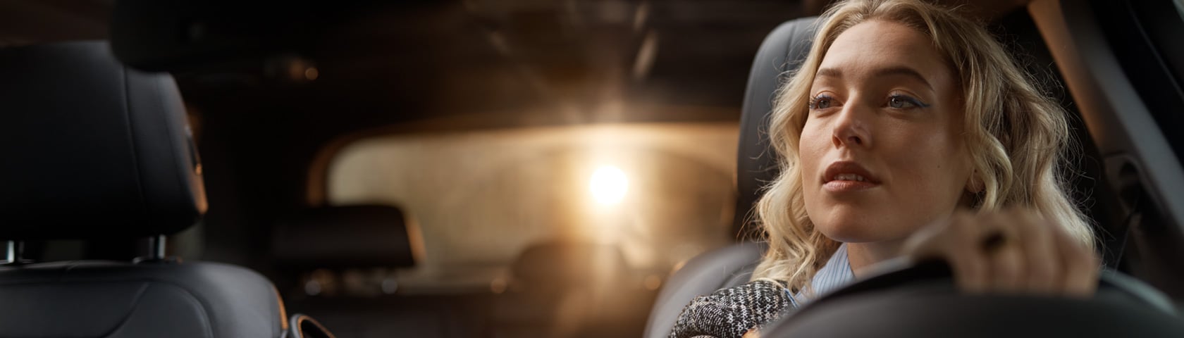 en dame som kjører bil