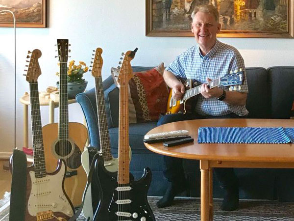 Knut Løtvedt, daglig leder i Dearestgear, hadde flere gitarer som ble lite brukt hjemme. Da fikk han ideen om sporing av kjært utstyr. Foto: Dearestgear