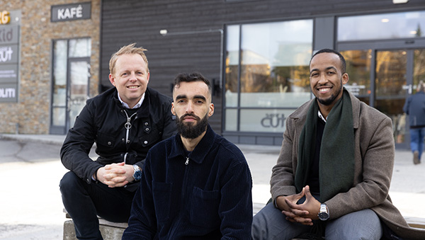 Audun Bryn, ansvarlig for Telia Utfordrerfond, sammen med Mudassar og Ismail fra Mortensrud Fellesskap