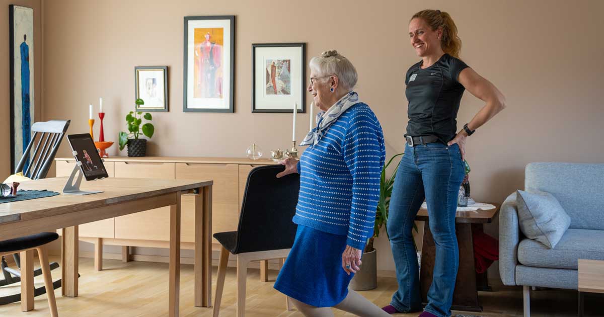 Pensjonist blir vist aktivitetsroboten Berntsen