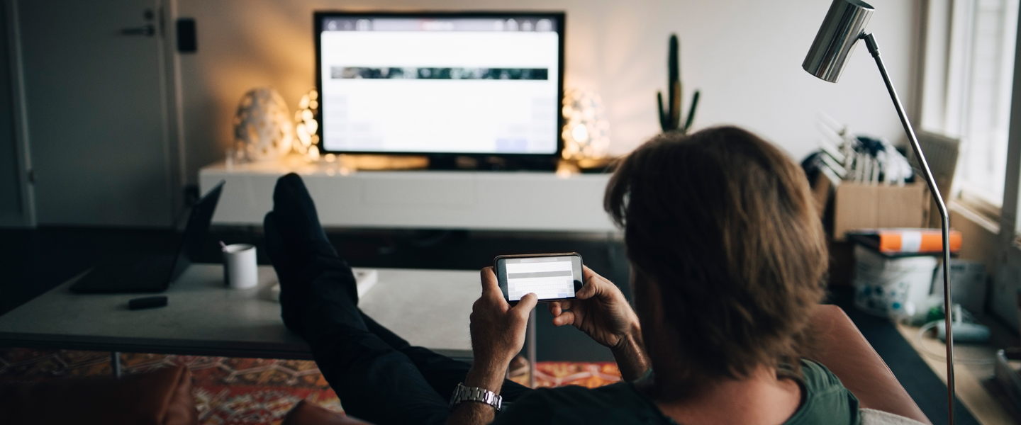 Mann so strømmer tv fra mobil