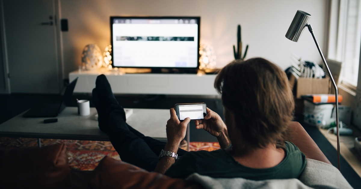 Mann so strømmer tv fra mobil