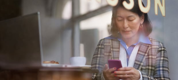 en dame ser på mobil