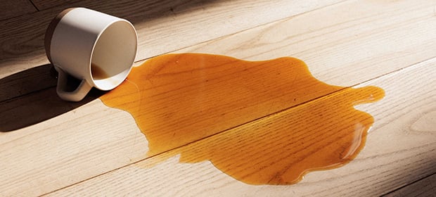 Kaffekopp veltet på bordet