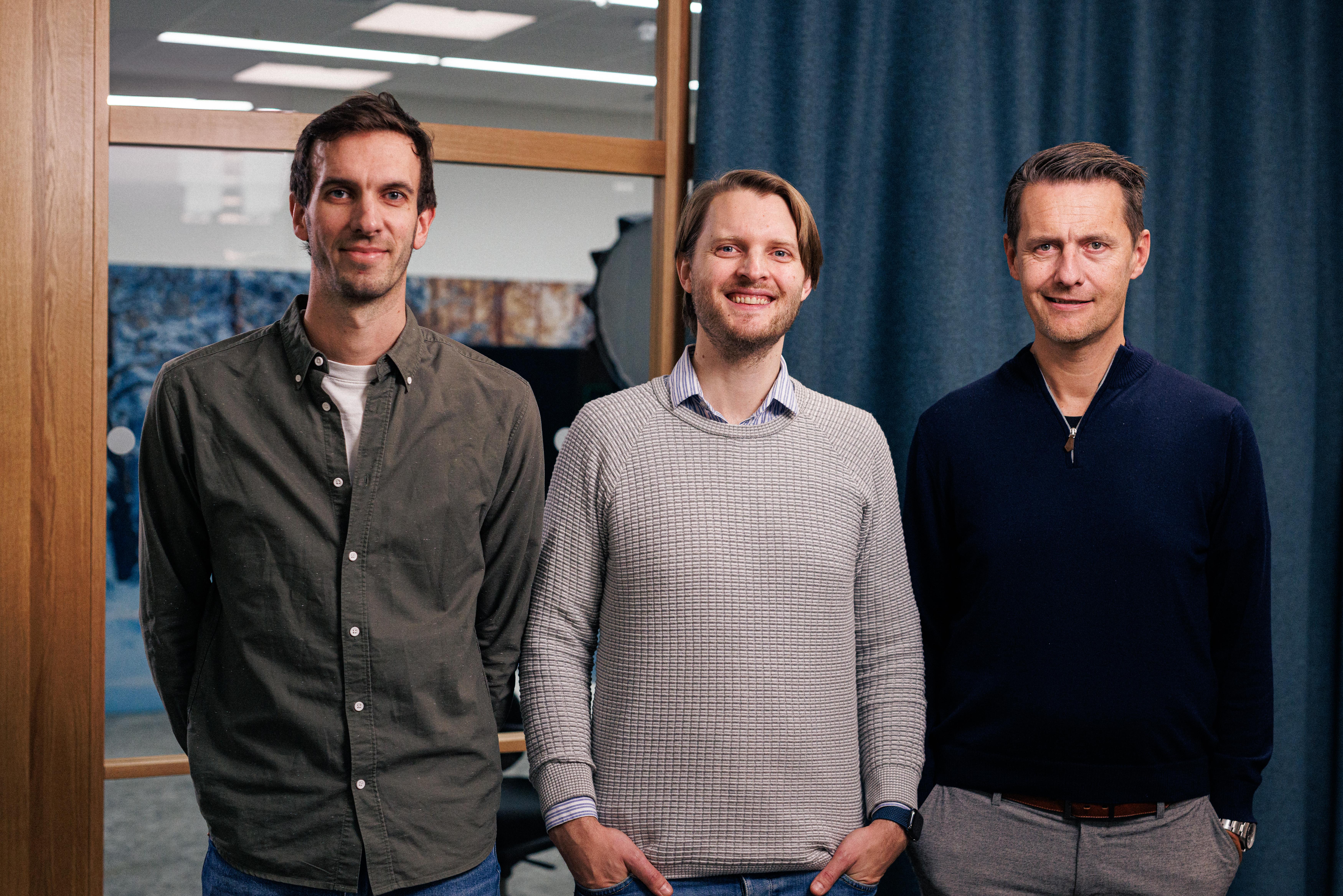 Håkon Sandboe i SmartWatt med mentorene Arne-Leo Bertoia og Einar Fuglesang Vågmo i Telia.