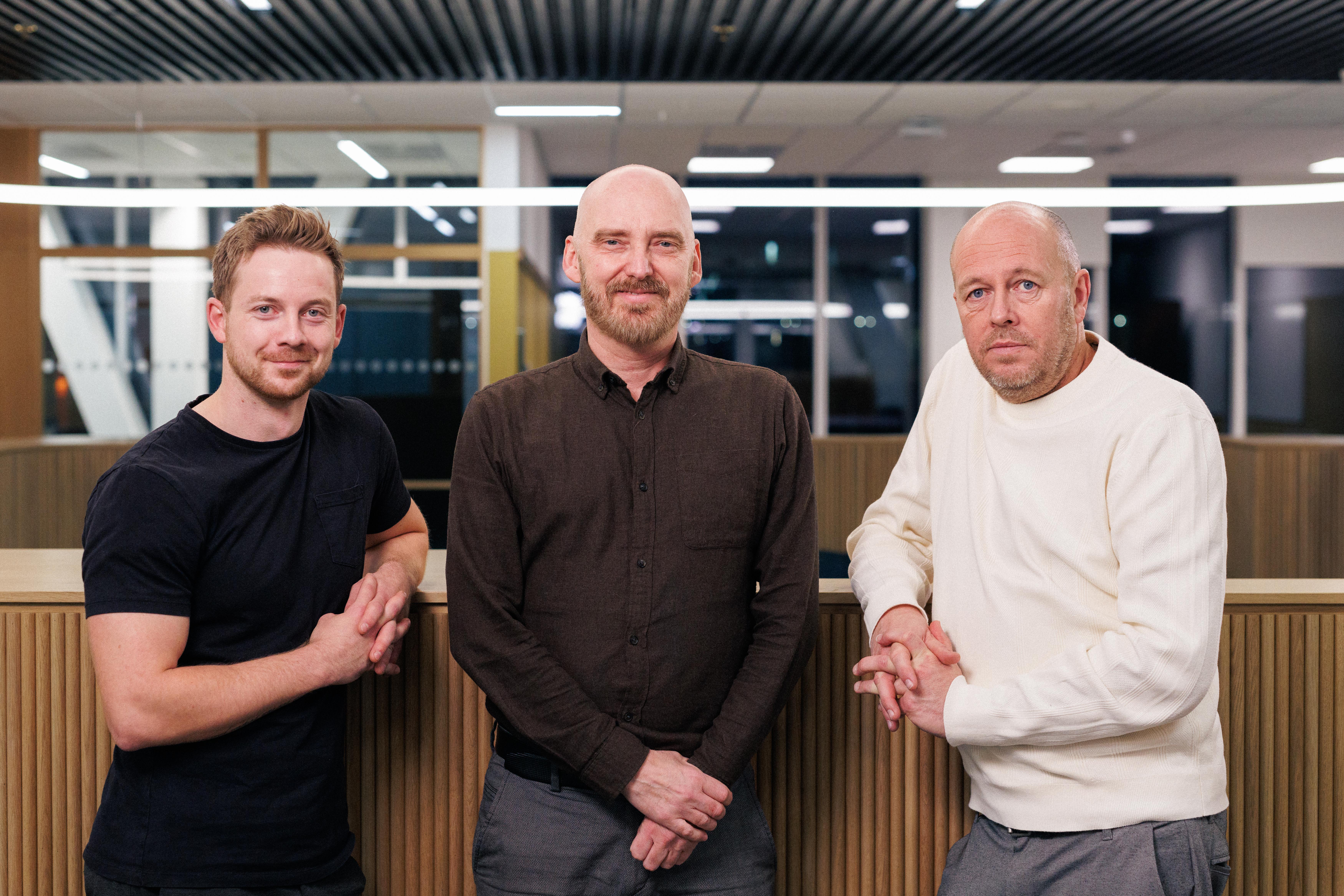 Fredrik Fotland og Simon Pedersen bak Wastetech, sammen med Telia-mentor Morten Franck (i midten).