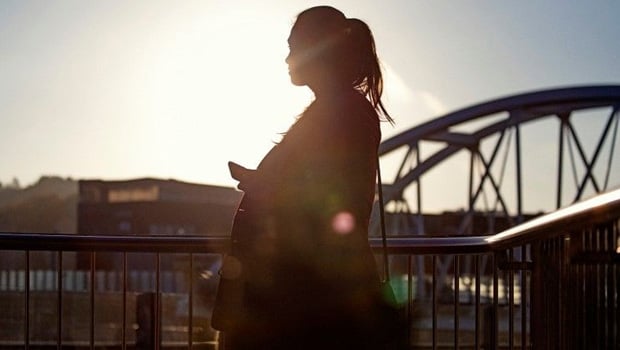 en dame holder en mobil