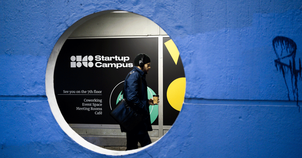 Startup Norway, bilde av en som går forbi lokalene til Startup Norway