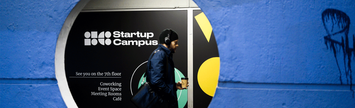 Startup Norway, bilde av en som går forbi lokalene til Startup Norway
