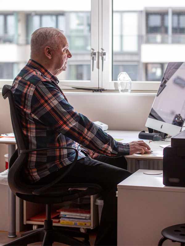 Mann sitter på pc