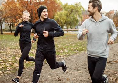 3 mennesker jogger sammen