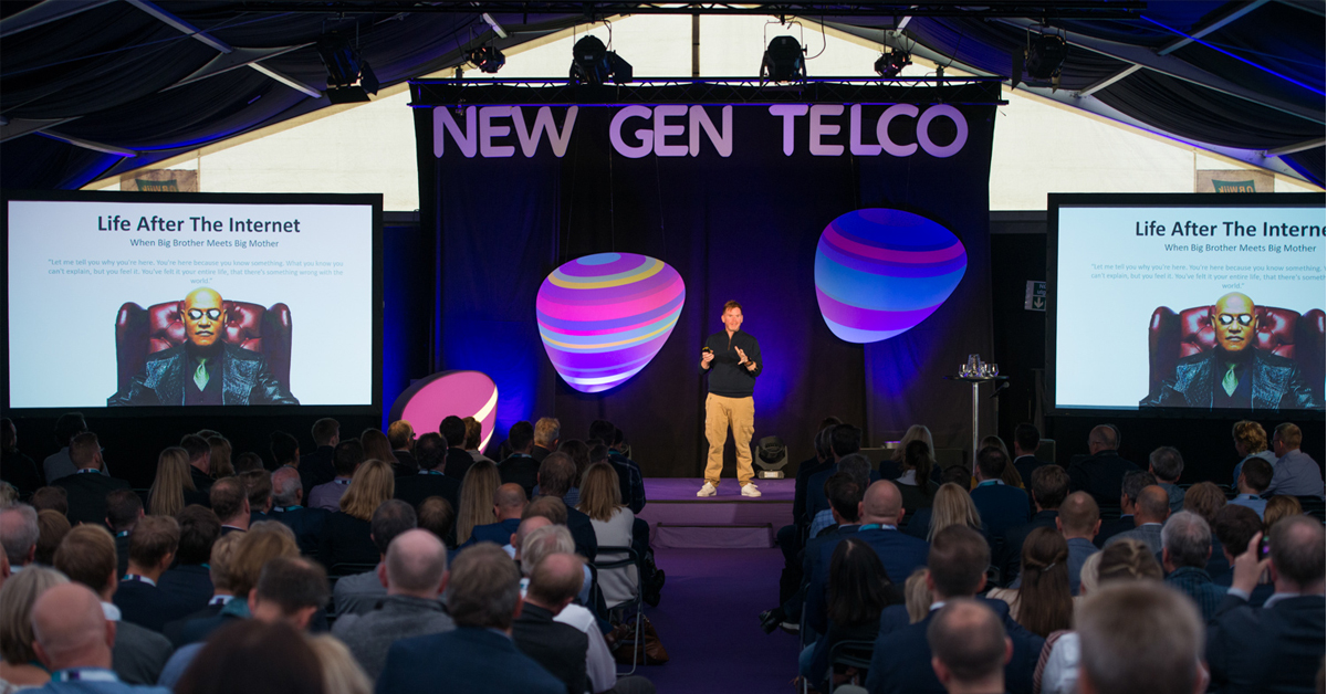 Verdens mest oppkoblede mann, Chris Dancy, på scenen under Telia IoT Symposium 2017.