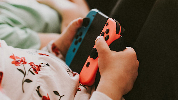 Barnehender holder en kontroller for Nintendo Switch