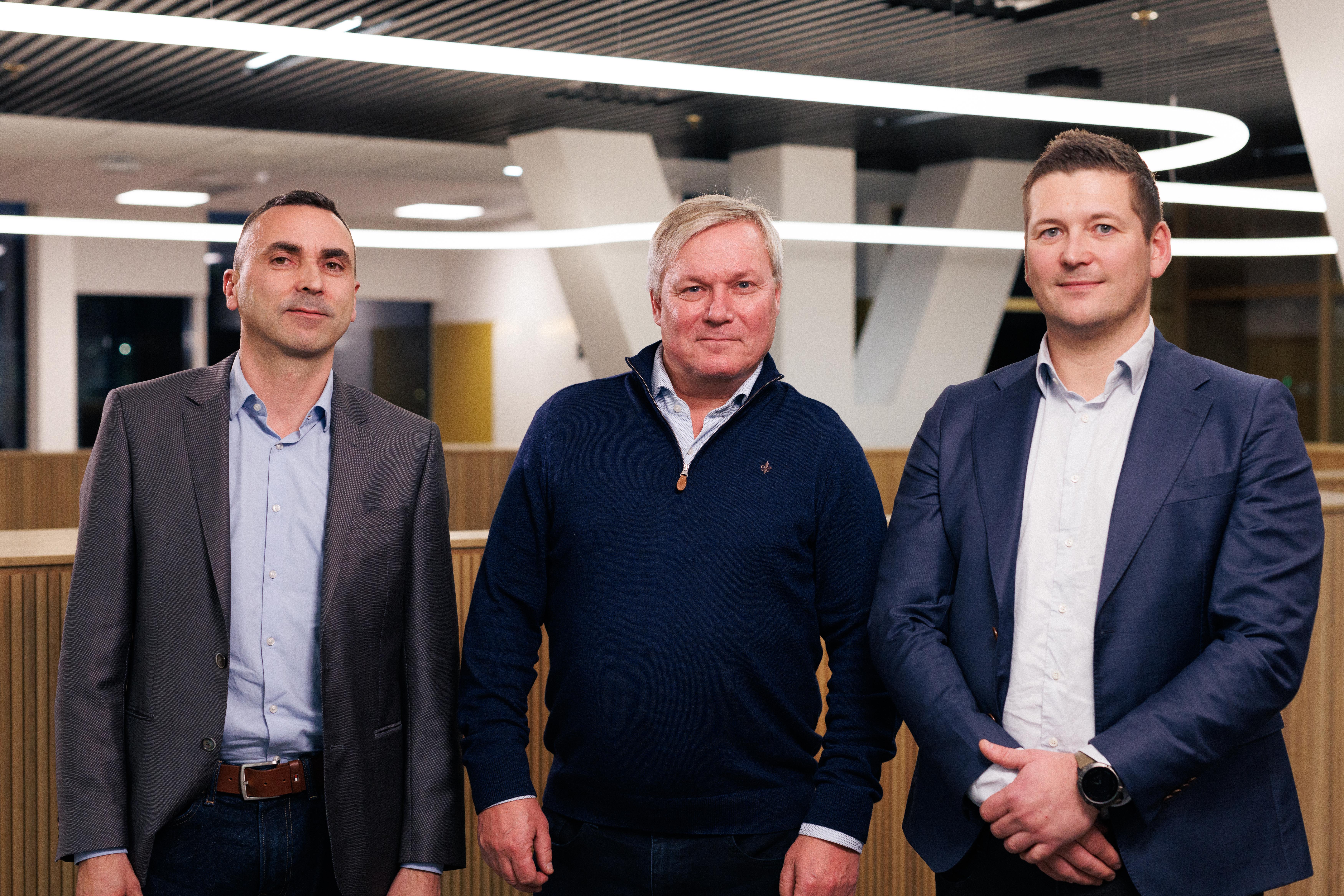 Ambisiøse: Telia-mentor Terje Moan (i midten) står klar for å hjelpe Frank Eriksen og Kim André Eide i Watbots med å utvikle løsningen videre.