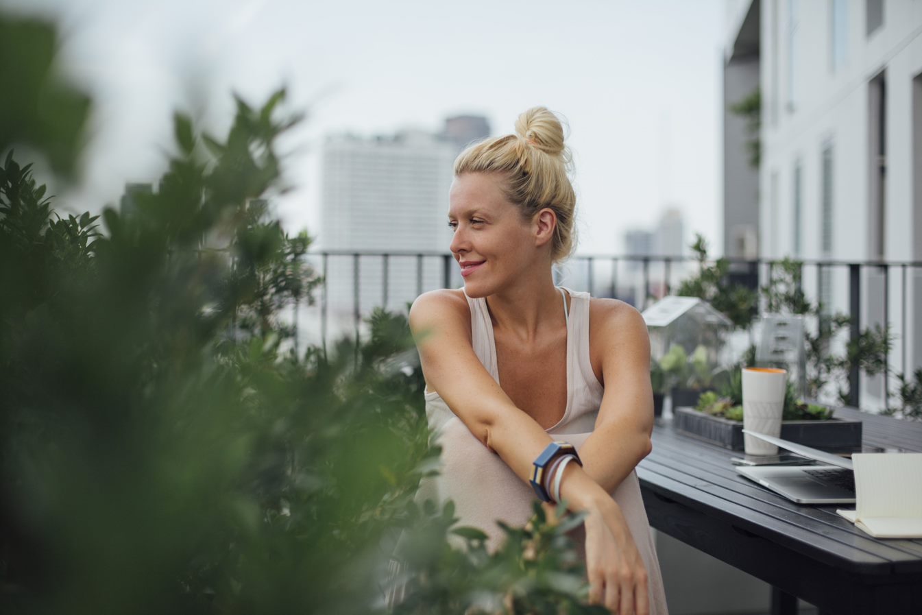 En dame sitter på en veranda