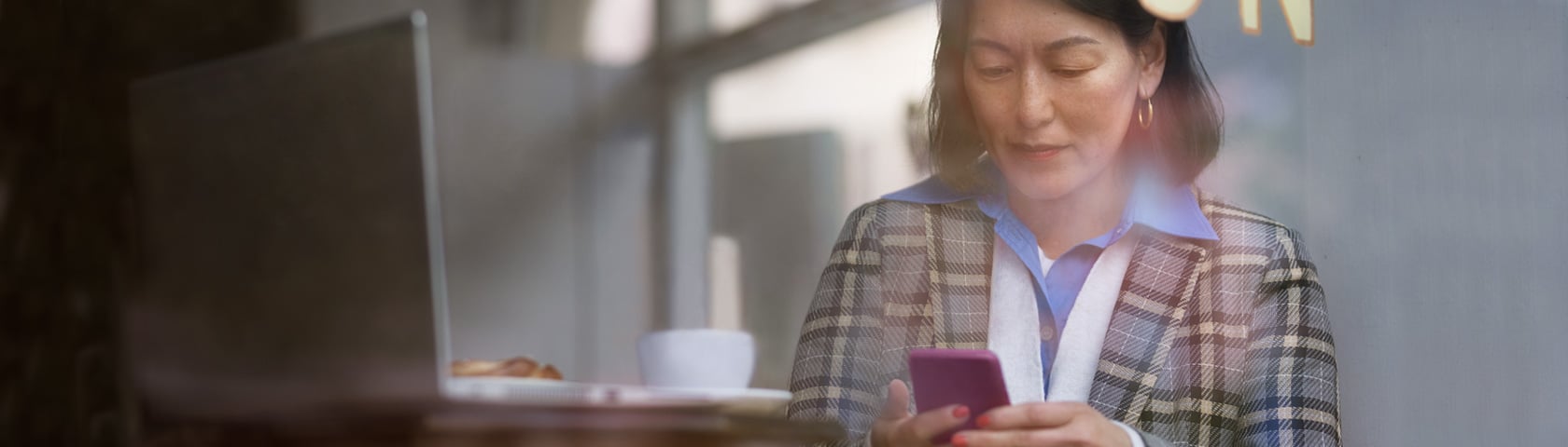 en dame ser på mobil
