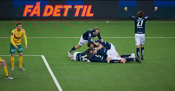 Fotballspillere fra Viking jubler etter scoring