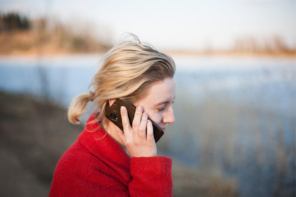 Jente ute i mobilen
