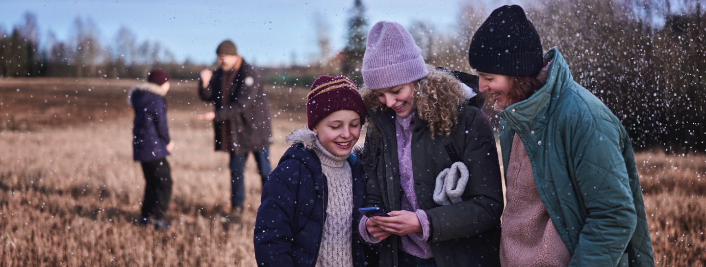 Dame i bybilde ser på mobilen sin