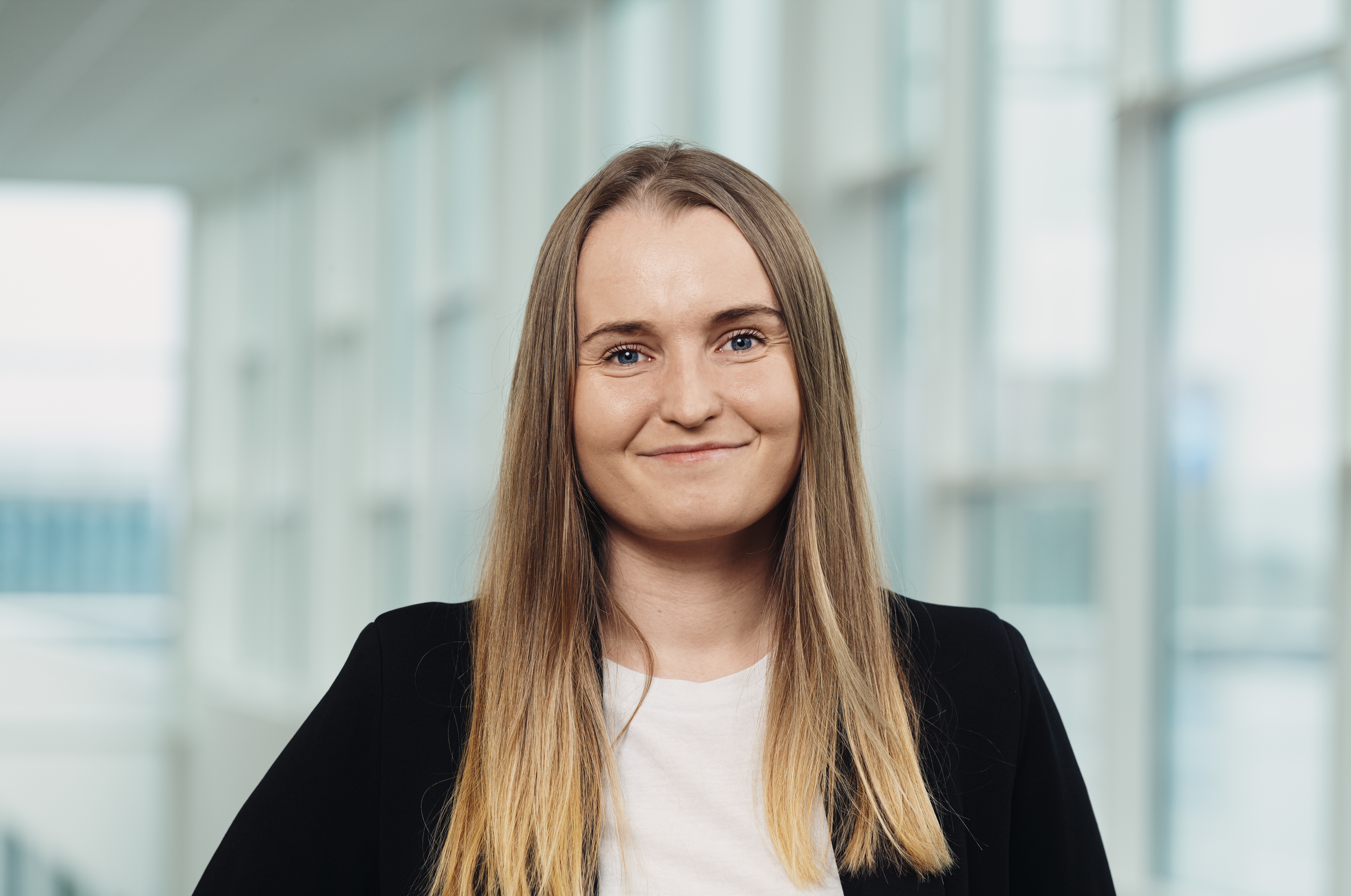 FLERE SER VIKTIGHETEN: Mathilde Pedersen, Customer Development Manager i Telia, merker at etterspørselen etter datasikkerhetskurs øker blant Telias bedriftskunder.