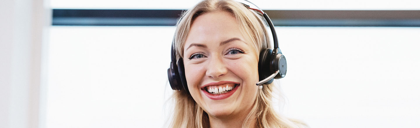 En smilende dame med headset