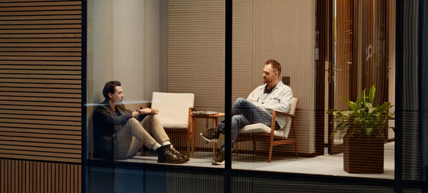 2 menn på kontoret på jobben