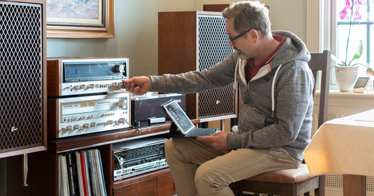 Pappa, Martin, spiller av musikk ved hjelp av ipad og høyttaleranlegg.