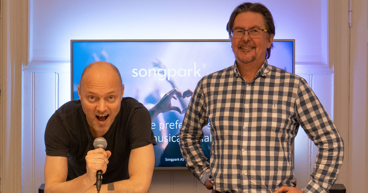 Gründerne av Songpark smiler til kamera