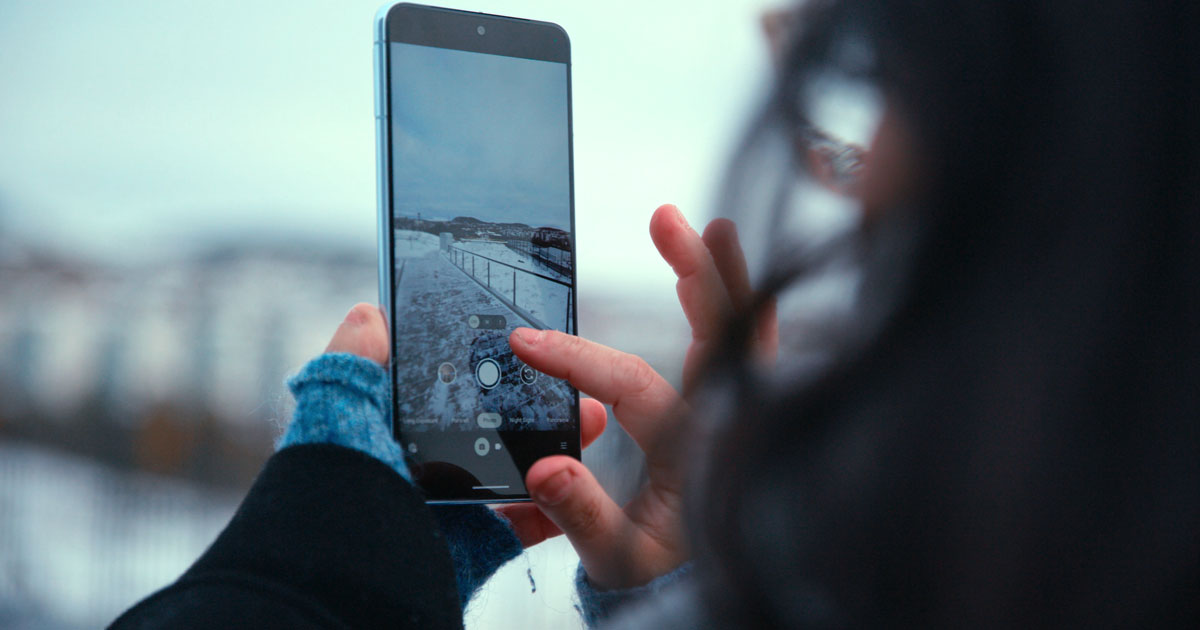 Google Pixel 8, viser skjerm, tar bilde