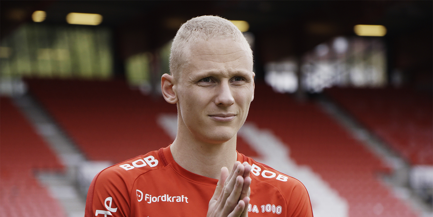 Brannspiller skyter ballen på mål