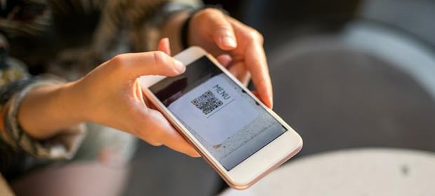 En dame som ser på en mobiltelefon