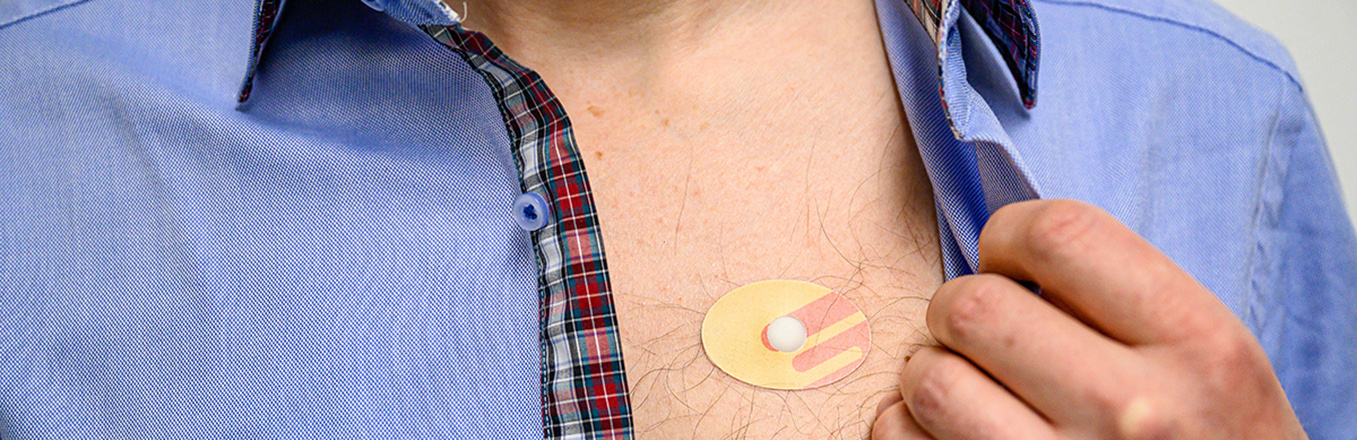 ONiOs smartplaster plassert på en brystkasse